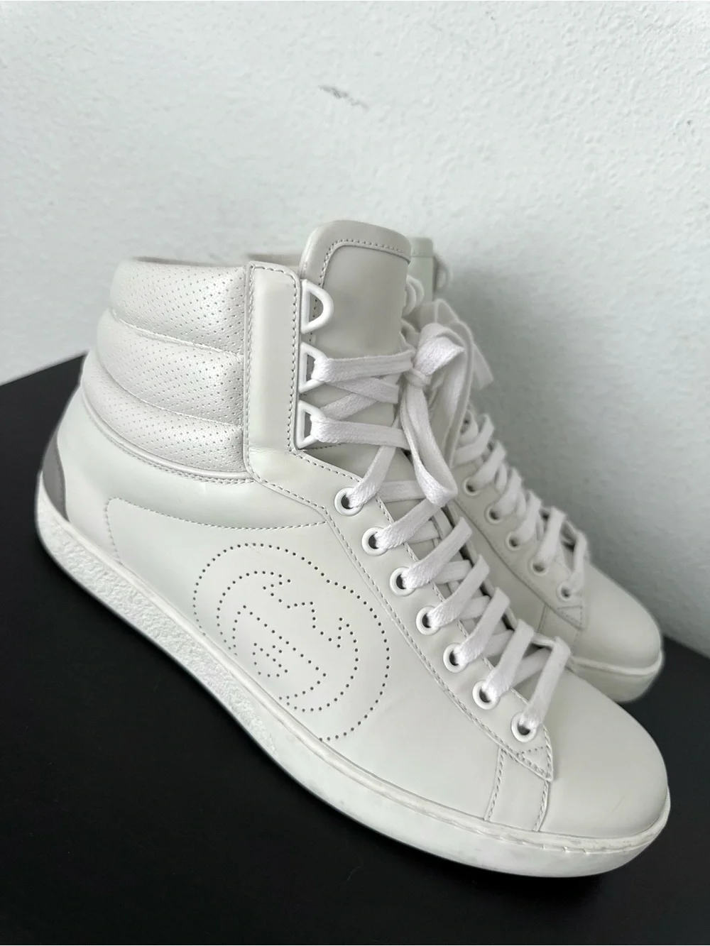EUC Gucci Ace Interlocking G Logo White Leather High Top Sneakers